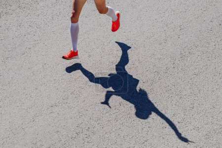 Foto de Piernas corredor femenino en calcetines de compresión carrera, silueta positiva mujer atleta jogger en carretera - Imagen libre de derechos