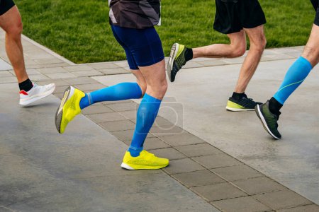Téléchargez les photos : Jambes de groupe athlète coureur course marathon distance course, endurance sport compétition - en image libre de droit