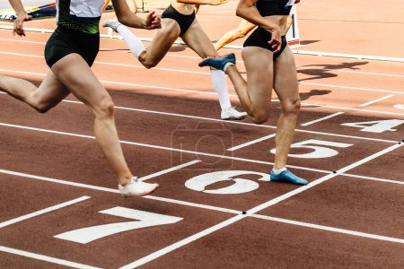Gruppe weibliche Athleten überquert Ziellinie Sprintrennbahn Stadion, Sommer-Leichtathletik-Meisterschaften