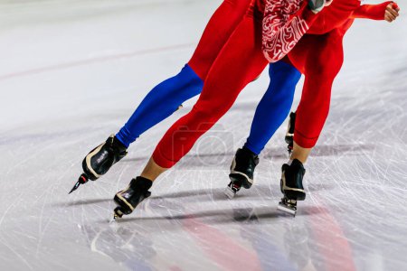 Foto de Piernas patinadores masculinos correr calentamiento velocidad patinaje competencia, deportes de invierno juegos - Imagen libre de derechos