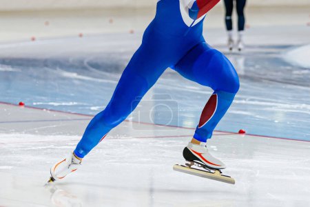 Téléchargez les photos : Départ accélération patineur athlète sprint course en compétition de patinage de vitesse, jeux de sports d'hiver - en image libre de droit