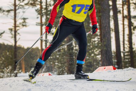 Foto de Primer plano atleta esquiador corriendo esquí de fondo, en las piernas etiqueta frid para controlar el resultado - Imagen libre de derechos