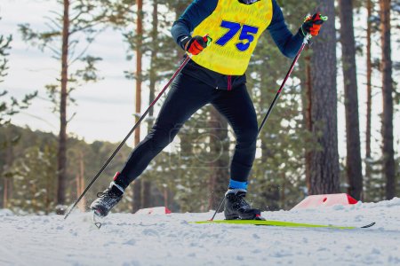 Foto de Atleta masculino esquiador corriendo esquí de fondo, competición de deportes de invierno - Imagen libre de derechos