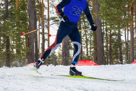 Foto de Atleta masculino esquiador corriendo esquí de fondo, competición de deportes de invierno - Imagen libre de derechos