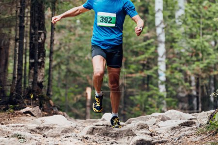 Foto de Atleta corredor masculino piedras corriendo carrera maratón sendero en el bosque, fotos deportivas - Imagen libre de derechos