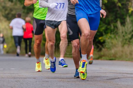 Téléchargez les photos : Jambes groupe athlètes coureurs course sur route, hommes jogging marathon - en image libre de droit