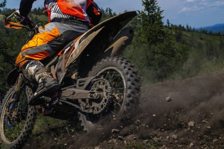 Téléchargez les photos : Motocross coureur hors route course sur piste, le sol et la poussière de sous roue arrière - en image libre de droit