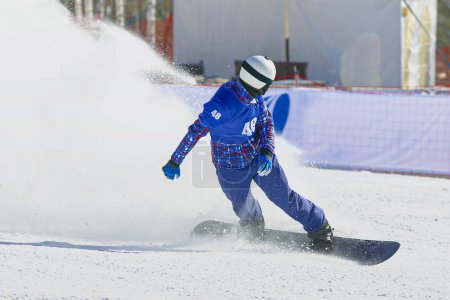 Foto de Snowboarders masculinos para detener el snowboard después de la competición final de la carrera, salpicaduras de nieve desde debajo de bordo - Imagen libre de derechos