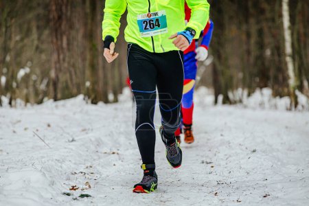 Foto de Ekaterinburg, Rusia - 26 de noviembre: corredor masculino correr carrera de senderos de invierno en leggings Kalenji y Asics zapatillas de running - Imagen libre de derechos