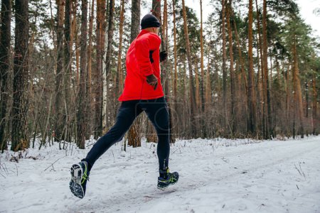 Foto de Ekaterinburg, Rusia - 26 de noviembre: corredor masculino corre maratón de carreras de senderos de invierno en zapatillas Asics - Imagen libre de derechos