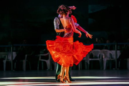 Téléchargez les photos : Danse en couple dans le sport de danse de salon compétitif, performance de démonstration des meilleurs danseurs - en image libre de droit