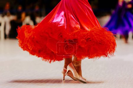 Téléchargez les photos : Robe de bal rouge gros plan et les pieds en pantoufle de danseuse sur parquet - en image libre de droit