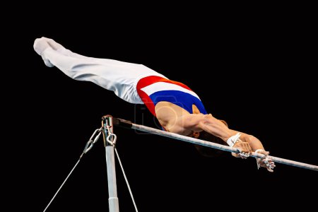Téléchargez les photos : Athlète gymnaste exercice barre horizontale en championnat gymnastique artistique, fond noir - en image libre de droit