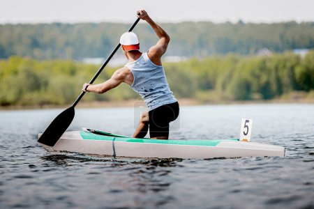 Téléchargez les photos : Athlète masculin canoéiste en canot course de kayak à rame unique, sports d'été en plein air - en image libre de droit