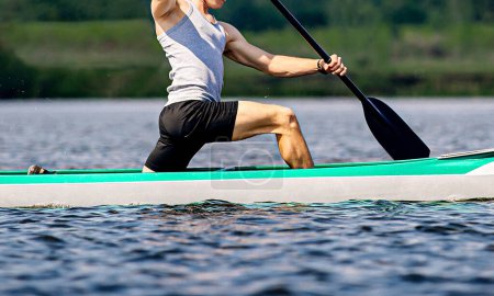 Foto de Primer plano parte cuerpo atleta masculino piragüista en canoa sola carrera de remo en el lago, deportes al aire libre de verano - Imagen libre de derechos