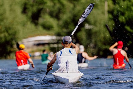 Téléchargez les photos : Arrière groupe athlètes kayakistes en kayak aviron unique sur le lac, sports d'été en plein air - en image libre de droit