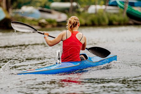 Foto de Vista trasera mujer atleta kayak en kayak solo irowing entrenamiento en el lago, verano deportes al aire libre - Imagen libre de derechos