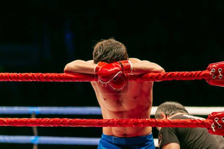 Foto de Luchador derrotado se apoyó en el anillo de cuerdas después de la pelea MMA - Imagen libre de derechos