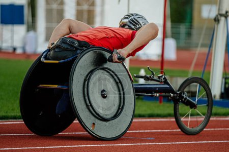 Foto de Close-up para atleta en silla de ruedas montando en el estadio de pista roja, campeonatos de atletismo para verano - Imagen libre de derechos