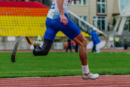 Foto de Primer plano masculino para atleta en el estadio de pista de atletismo deficiencia de extremidades, campeonatos de atletismo de verano - Imagen libre de derechos