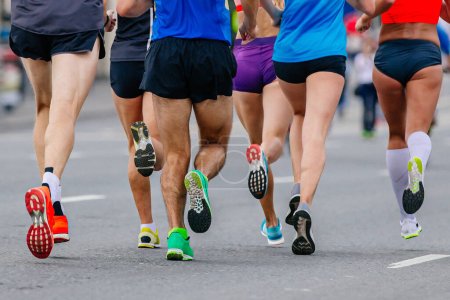 nogi mieszane grupy biegaczy sportowców biegających maraton na drodze, mężczyzn i kobiet biegaczy letni wyścig sportowy