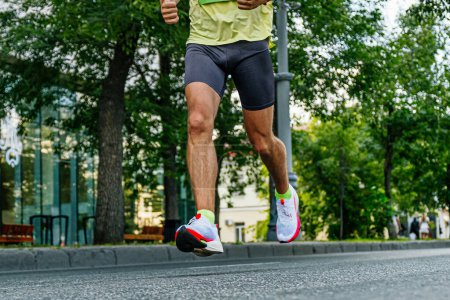 Téléchargez les photos : Jambes athlète coureur masculin course marathon, sports d'été jeux - en image libre de droit