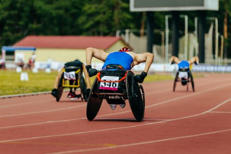 Téléchargez les photos : Athlètes de groupe dans le stade de course en fauteuil roulant piste de course dans le championnat de para-athlétisme, jeux de sport d'été - en image libre de droit