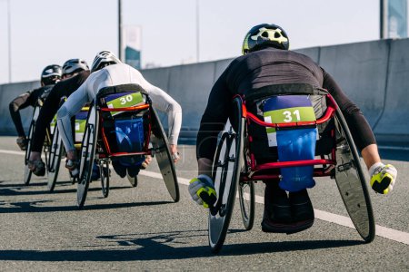 Téléchargez les photos : Groupe de gros plan para athlète en course en fauteuil roulant marathon course, sports Jeux d'été para athlétisme - en image libre de droit