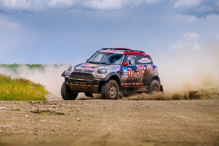 Foto de Región de Chelyabinsk, Rusia - 10 de julio de 2017: Mini coche de travesía con el anuncio "Red Bull" durante el rally "Silk Way" - Imagen libre de derechos