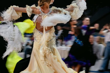 Téléchargez les photos : Compétition danse de salon vue arrière femmes danseuse en robe crème, valse de danse viennoise - en image libre de droit