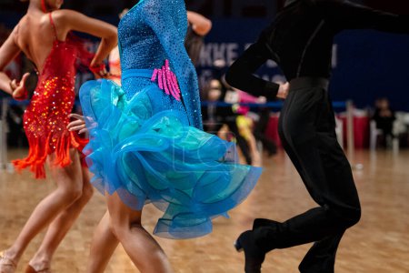 Téléchargez les photos : Danseuses en robe rouge et bleue et homme en robe noire, concours de danse sportive, danse latine - en image libre de droit