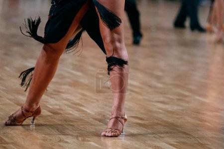 Téléchargez les photos : Pieds danseuse en chaussures de danse brunes, compétition de danse sportive, danse pasodoble - en image libre de droit