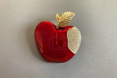 Téléchargez les photos : Broche vintage Anne Klein en forme de pomme rouge avec strass - en image libre de droit
