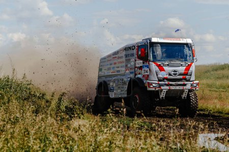 Téléchargez les photos : Filimonovo, Russie - 10 juillet 2017 : Camion rallye voiture Hino conduite sur la route lors de Silk way rallye - en image libre de droit