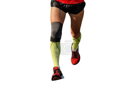 Foto de Primer plano piernas corredor masculino en calcetines de compresión y rodilleras carrera maratón corriendo, aislado sobre fondo blanco - Imagen libre de derechos