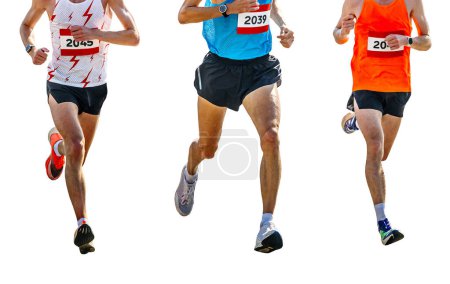 Téléchargez les photos : Trois athlètes coureurs course marathon sur route de la ville, numéros sur chemises, isolé sur fond blanc - en image libre de droit
