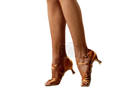 Téléchargez les photos : Danseuse sur ses orteils, jambes rapprochées en chaussures de danse et bas noirs résille isolés sur fond blanc - en image libre de droit