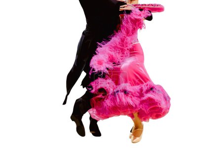 Foto de Pareja bailando foxtrot en bailesport salón, mujer está usando vestido rosa y traje de cola negro hombre, aislado sobre fondo blanco - Imagen libre de derechos