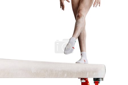 Téléchargez les photos : Jambes gymnaste femme étape sur le faisceau d'équilibre en gymnastique artistique isolé sur fond blanc, jeux d'été de sport - en image libre de droit