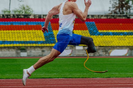 Téléchargez les photos : Sprinteur coureur masculin sur la piste du stade de course de prothèse, athlète handicapé compétition de para-athlétisme - en image libre de droit