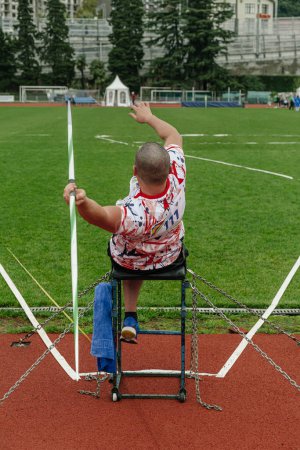 Foto de Masculino para atleta jabalina lanzar en pista y campo, campeonatos de atletismo verano para - Imagen libre de derechos