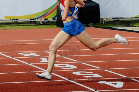Foto de Corredor femenino para-atleta en el estadio de pista de línea de meta de carrera de deficiencia de extremidades, campeonatos de atletismo de verano para - Imagen libre de derechos
