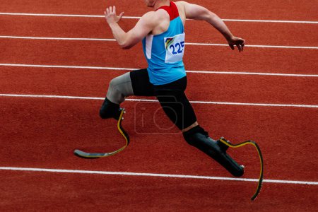 Foto de Masculino para atleta en dos extremidades deficiencia ejecutar salto de longitud, verano para campeonatos de atletismo - Imagen libre de derechos