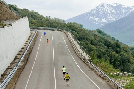 Téléchargez les photos : Vue arrière athlète coureur coureur en montée sur la route marathon de montagne course - en image libre de droit