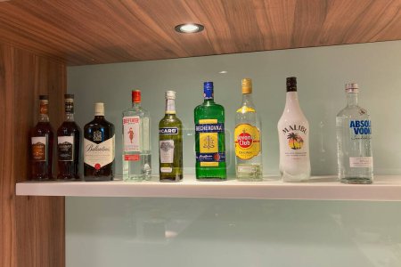 Téléchargez les photos : Arménie, Erevan - 1 avril 2024 : boissons alcoolisées dans le salon d'affaires à l'aéroport international Zvartnots - en image libre de droit