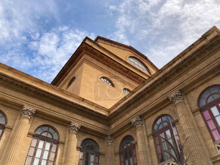 Foto de Italia, Palermo - 11 de abril de 2024: Teatro Massimo sobre fondo azul celeste - Imagen libre de derechos