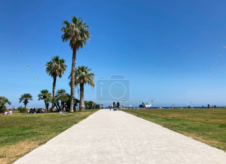 Foto de Vista del Parque Tommasi di Lampedusa y el mar en Palermo. caluroso día de verano al aire libre por la orilla del mar - Imagen libre de derechos