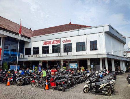 Téléchargez les photos : Semarang, Indonesia - February 2023 : Central Java Samsat. public place to do motor vehicle tax. place of Indonesian taxation. - en image libre de droit
