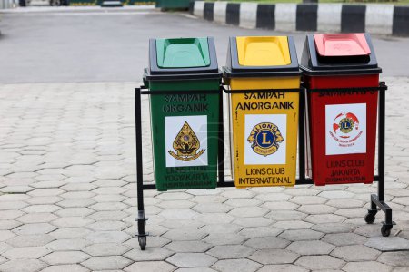 Téléchargez les photos : Yogyakarta, Indonesia - January 2023 : Trash in a public place. a warning to throw garbage in the trash according to color. organic waste, inorganic waste, B3 waste or toxic and hazardous materials. - en image libre de droit