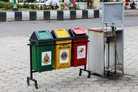 Téléchargez les photos : Yogyakarta, Indonésie - Janvier 2023 : Déchets dans un lieu public. un avertissement pour jeter les ordures à la poubelle selon la couleur. déchets organiques, déchets inorganiques, déchets B3 ou matières toxiques et dangereuses. - en image libre de droit